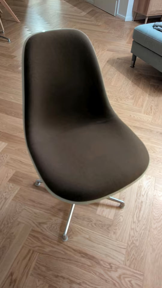 chaises d'appoint Eames entièrement rembourrées Vitra Herman Miller