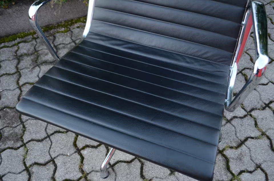 Fauteuil en cuir VITRA EA 124 ALUCHAIR EAMES Lounge