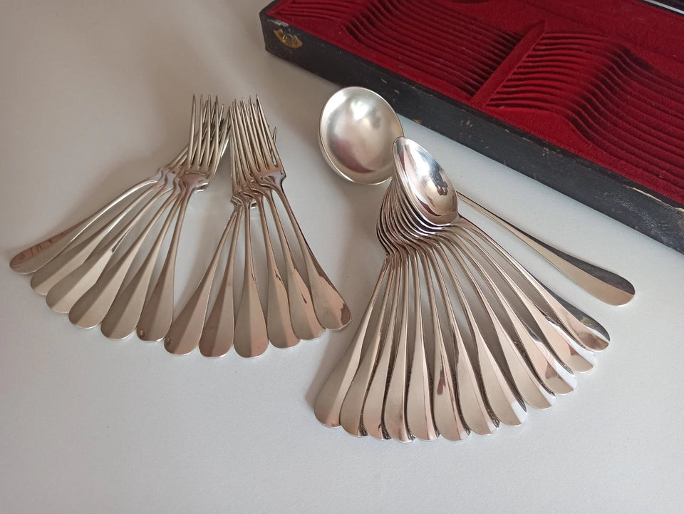 ANCIEN SERVICE DE TABLE CHRISTOFLE 25 PIECES - MODELE EMPIRE A MEDAILLON PERLE