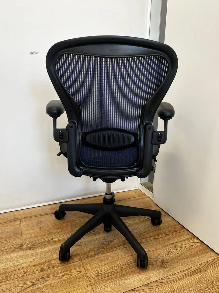 Fauteuil Herman Miller Aeron bleu reconditionné avec support lombaire et inclinaison arrière