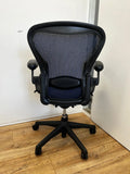 Fauteuil Herman Miller Aeron bleu reconditionné avec support lombaire et inclinaison arrière