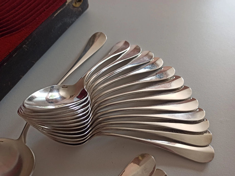 ANCIEN SERVICE DE TABLE CHRISTOFLE 25 PIECES - MODELE EMPIRE A MEDAILLON PERLE