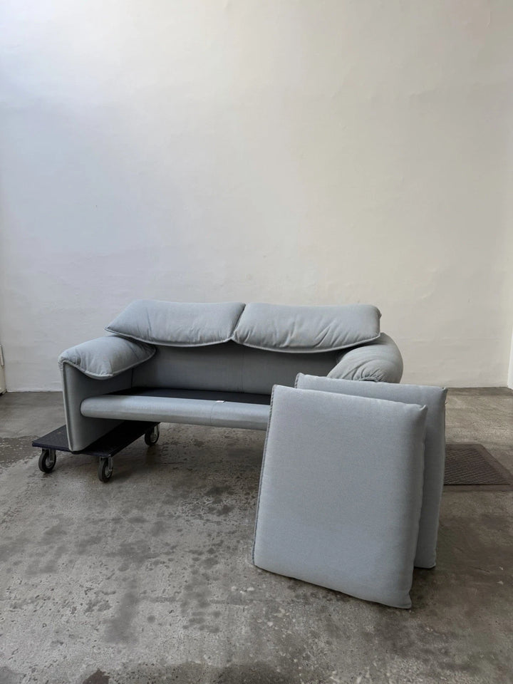 Canapé deux places Cassina Maralunga 40 design années 70 tissu bleu
