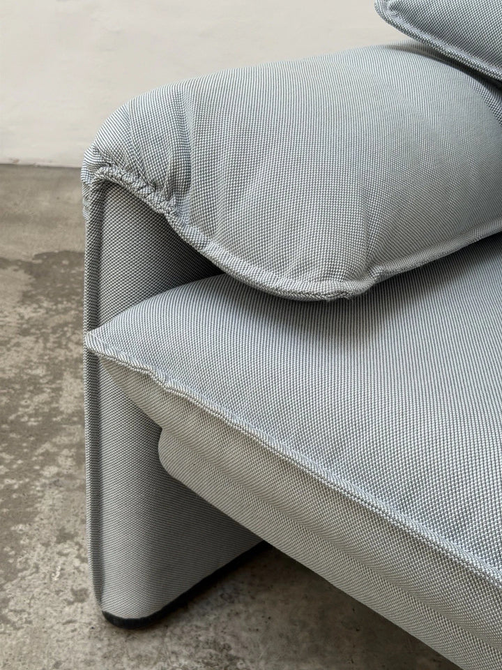 Canapé deux places Cassina Maralunga 40 design années 70 tissu bleu