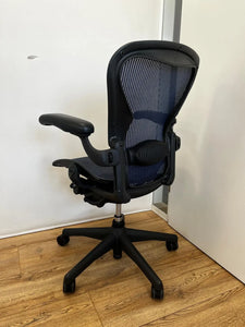 Fauteuil Herman Miller Aeron bleu reconditionné avec support lombaire et inclinaison arrière