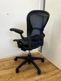 Fauteuil Herman Miller Aeron bleu reconditionné avec support lombaire et inclinaison arrière