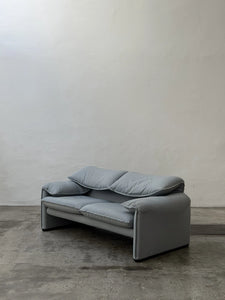 Canapé deux places Cassina Maralunga 40 design années 70 tissu bleu