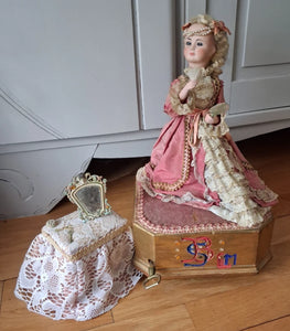 Automate Jean FARKAS  jeune femme a LA TOILETTE jouet ancien poupée porcelaine