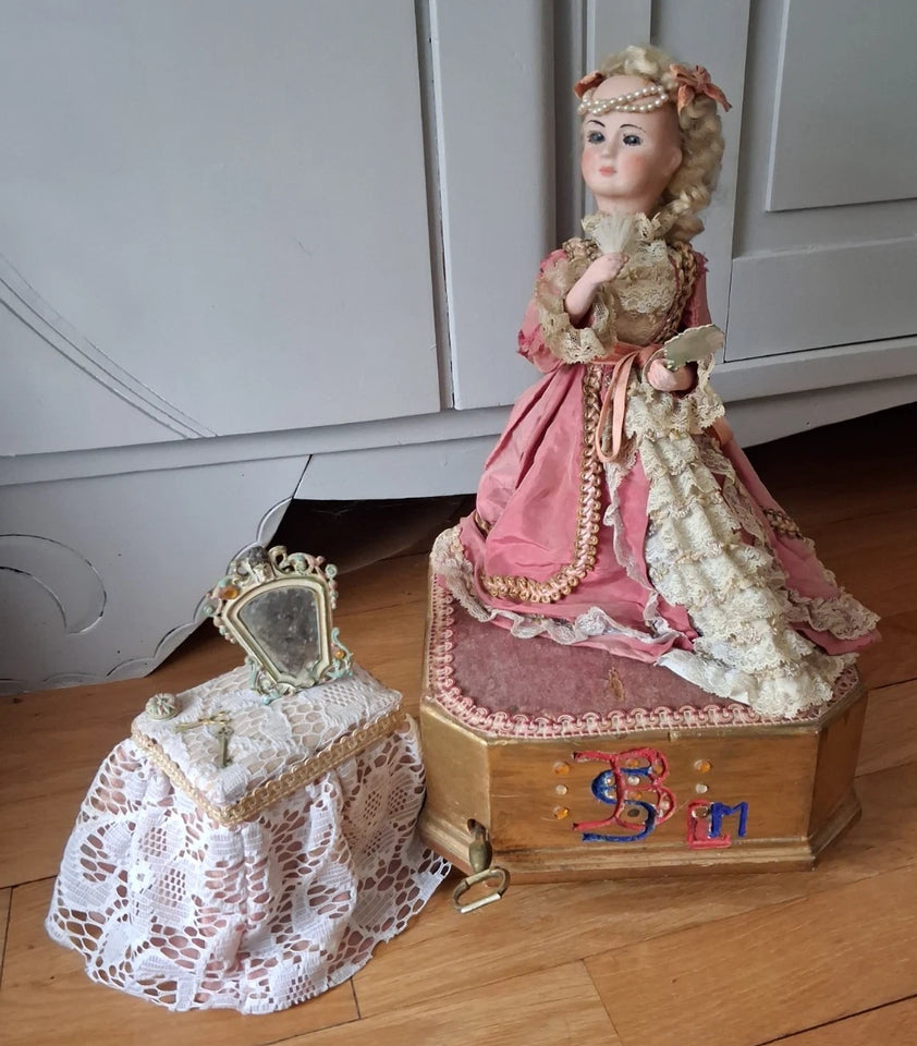 Automate Jean FARKAS  jeune femme a LA TOILETTE jouet ancien poupée porcelaine