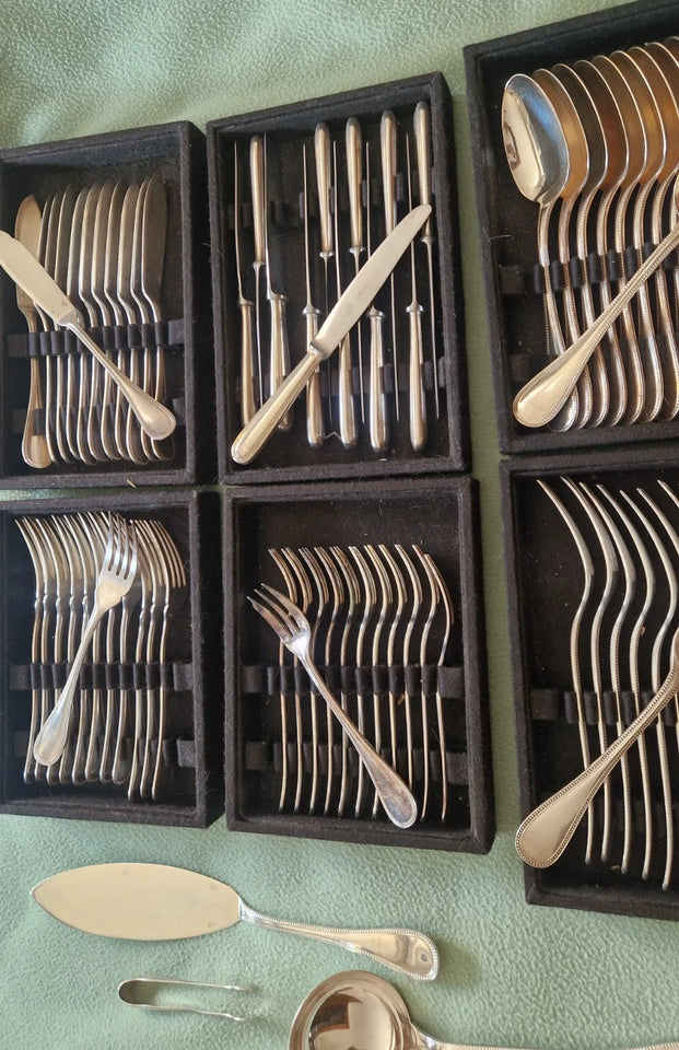CHRISTOFLE PERLES : Ménagère de 125 pièces