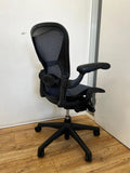 Fauteuil Herman Miller Aeron bleu reconditionné avec support lombaire et inclinaison arrière