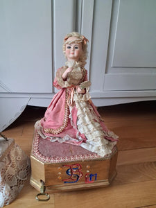 Automate Jean FARKAS  jeune femme a LA TOILETTE jouet ancien poupée porcelaine