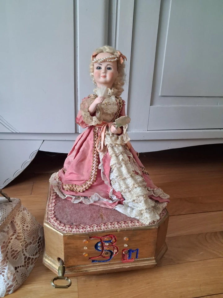 Automate Jean FARKAS  jeune femme a LA TOILETTE jouet ancien poupée porcelaine