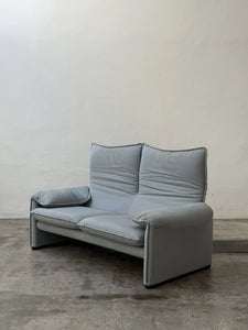 Canapé deux places Cassina Maralunga 40 design années 70 tissu bleu