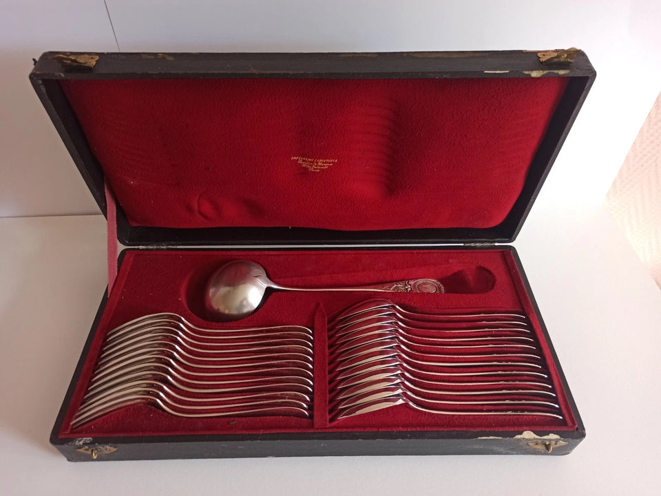 ANCIEN SERVICE DE TABLE CHRISTOFLE 25 PIECES - MODELE EMPIRE A MEDAILLON PERLE