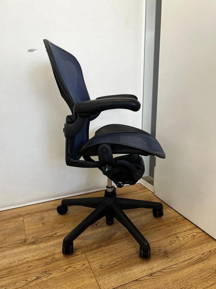 Fauteuil Herman Miller Aeron bleu reconditionné avec support lombaire et inclinaison arrière