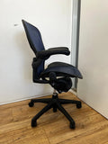 Fauteuil Herman Miller Aeron bleu reconditionné avec support lombaire et inclinaison arrière