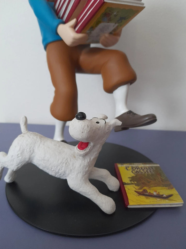 Statuette "Tintin Tenant les Albums". Réf 46964. Authentique avec certificat.