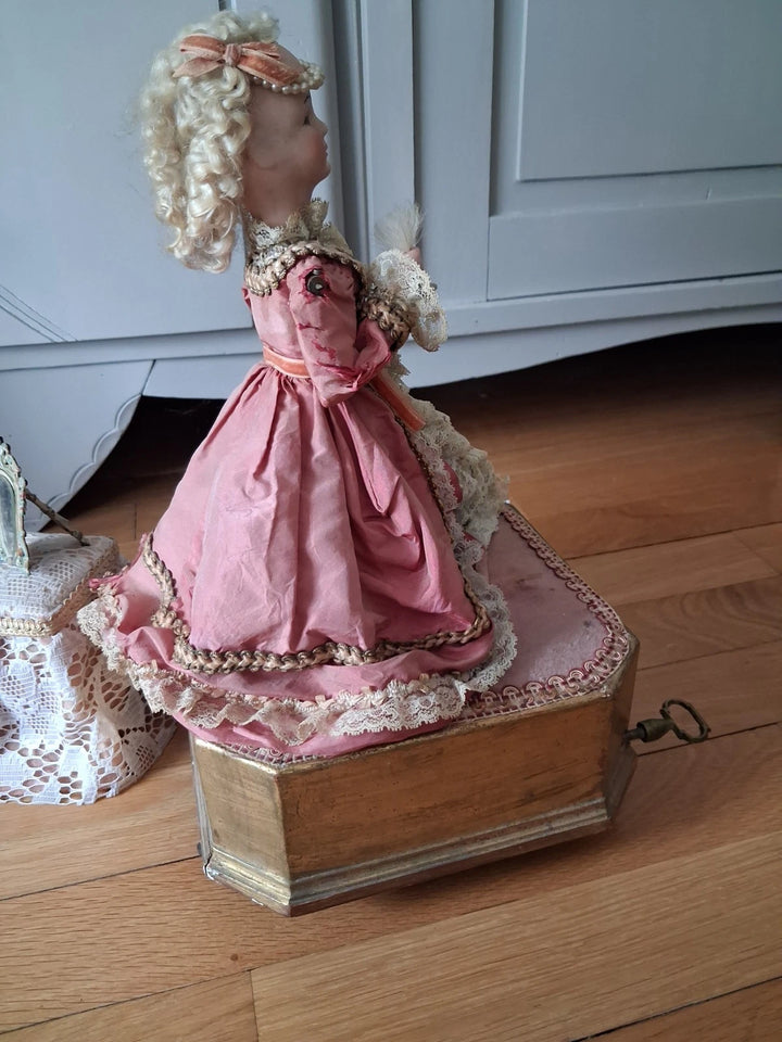 Automate Jean FARKAS  jeune femme a LA TOILETTE jouet ancien poupée porcelaine
