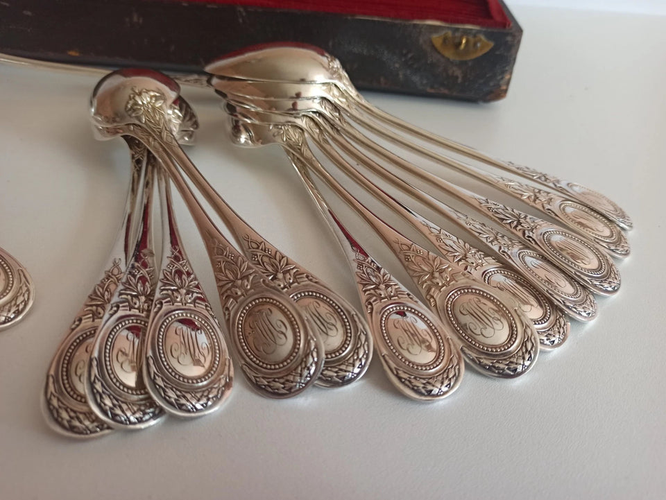 ANCIEN SERVICE DE TABLE CHRISTOFLE 25 PIECES - MODELE EMPIRE A MEDAILLON PERLE