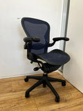 Fauteuil Herman Miller Aeron bleu reconditionné avec support lombaire et inclinaison arrière