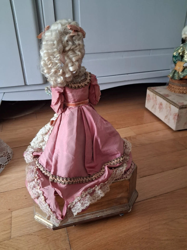 Automate Jean FARKAS  jeune femme a LA TOILETTE jouet ancien poupée porcelaine
