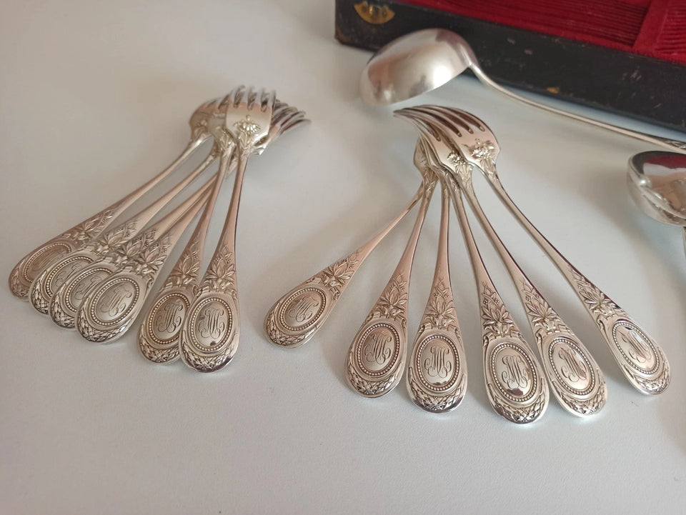 ANCIEN SERVICE DE TABLE CHRISTOFLE 25 PIECES - MODELE EMPIRE A MEDAILLON PERLE