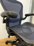 Fauteuil Herman Miller Aeron bleu reconditionné avec support lombaire et inclinaison arrière