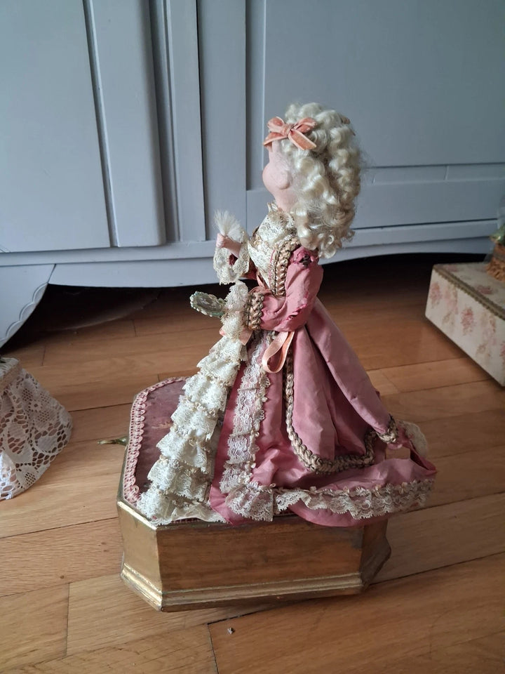 Automate Jean FARKAS  jeune femme a LA TOILETTE jouet ancien poupée porcelaine