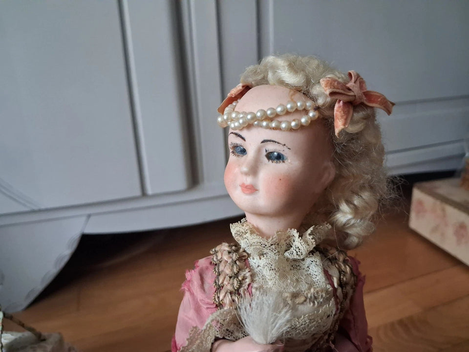 Automate Jean FARKAS  jeune femme a LA TOILETTE jouet ancien poupée porcelaine