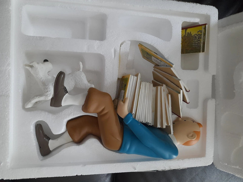 Statuette "Tintin Tenant les Albums". Réf 46964. Authentique avec certificat.