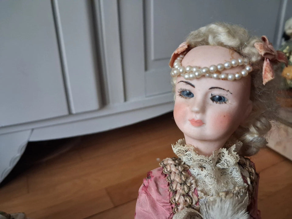 Automate Jean FARKAS  jeune femme a LA TOILETTE jouet ancien poupée porcelaine