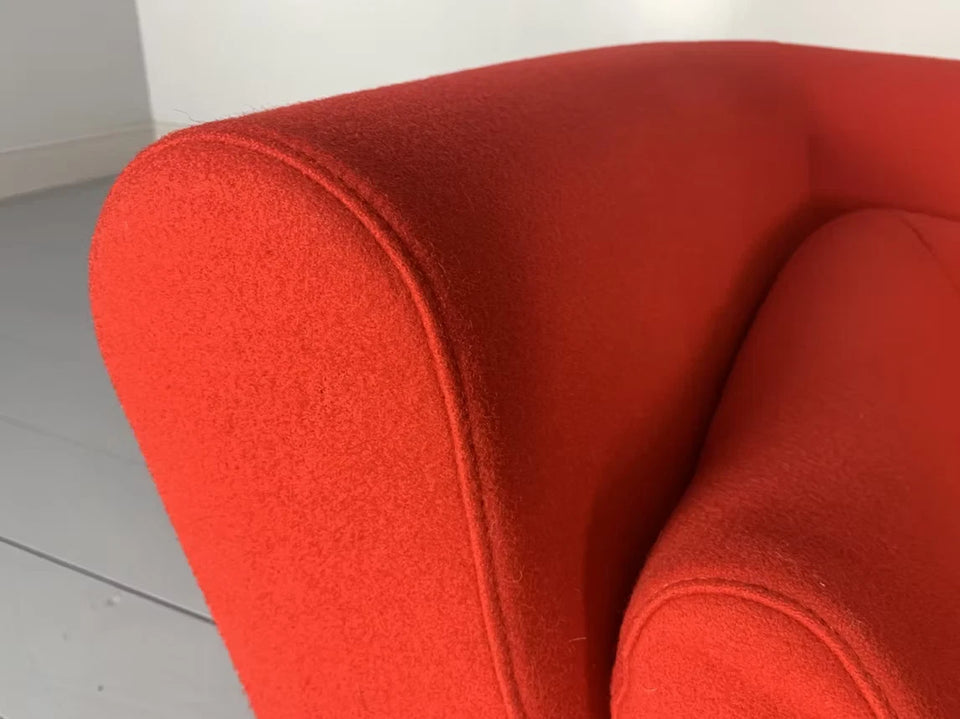 Canapé Ligne Roset "Yang" - En tissu rouge Kvadrat "Divina"