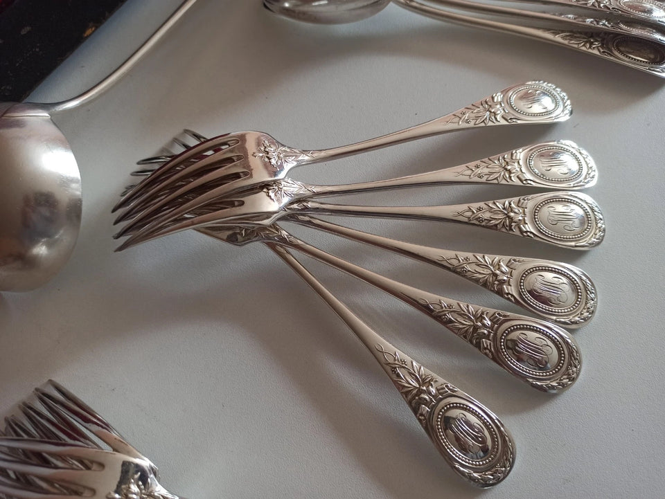 ANCIEN SERVICE DE TABLE CHRISTOFLE 25 PIECES - MODELE EMPIRE A MEDAILLON PERLE