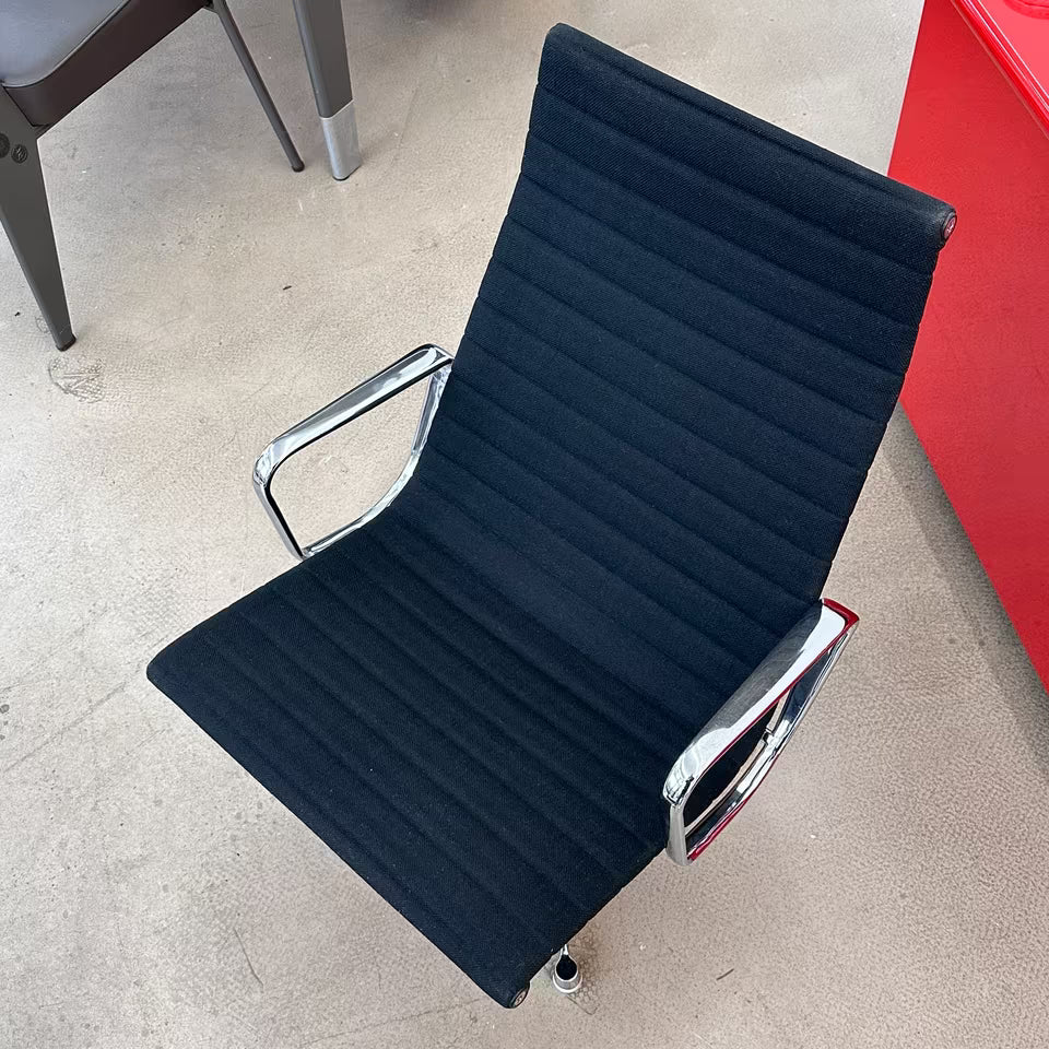 Fauteuil lounge en aluminium Herman Miller Vitra Eames EA115