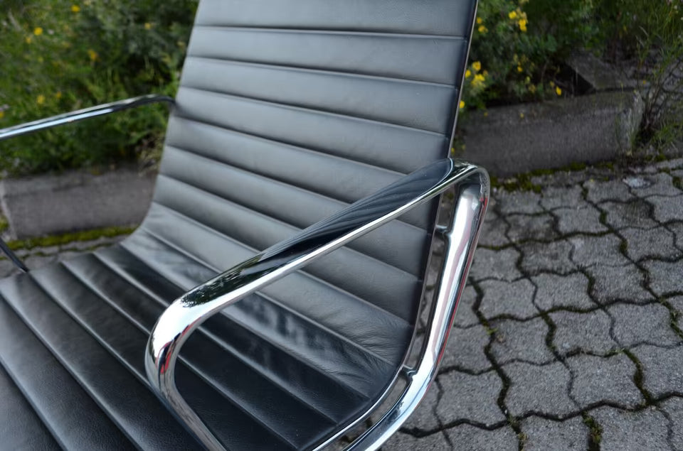 Fauteuil en cuir VITRA EA 124 ALUCHAIR EAMES Lounge