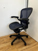 Fauteuil Herman Miller Aeron bleu reconditionné avec support lombaire et inclinaison arrière