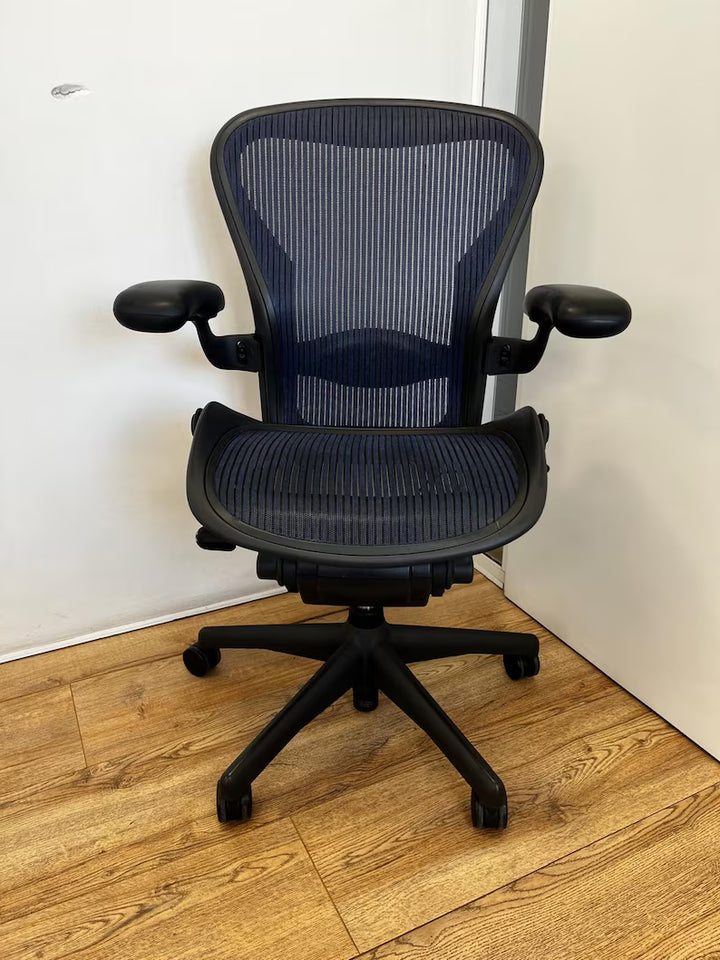 Fauteuil Herman Miller Aeron bleu reconditionné avec support lombaire et inclinaison arrière